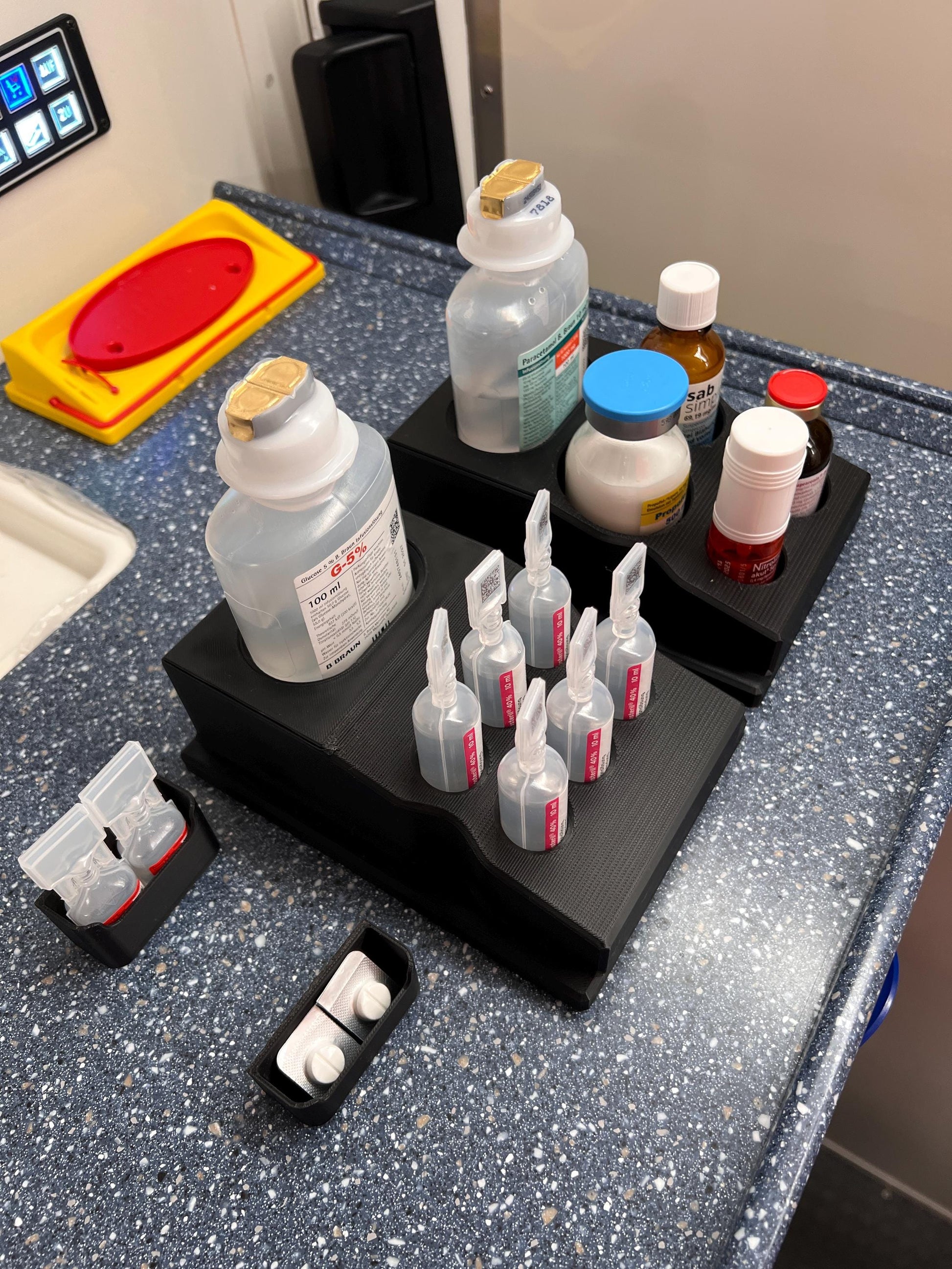 Ambulance cabinet insert for large ampoules